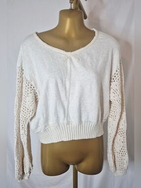 FREE PEOPLE Cream Cropped Knit Top with Crochet Sleeve Detail Sz S